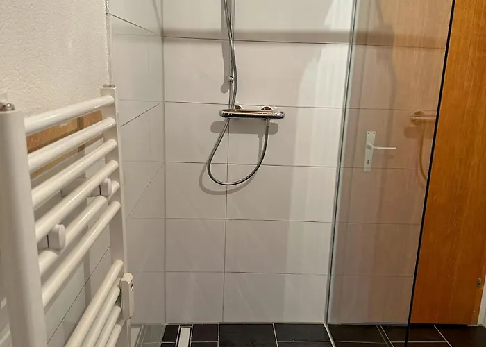 Bee Apartment: Ideal Fuer Gruppen & Monteure דירה